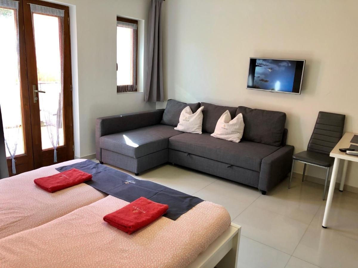 Mandula Apartman Cegléd Buitenkant foto